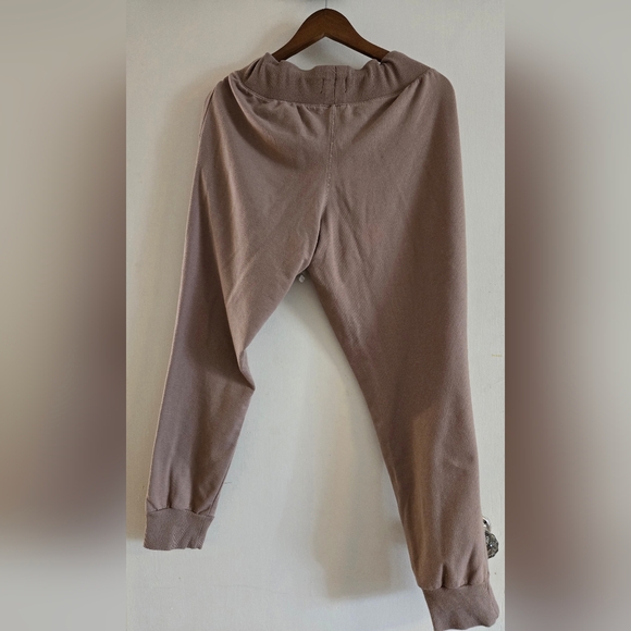 O'Neill brand. Tan joggers. Size medium. Elastic waist. Ribbed cuffs. - Picture 10 of 10